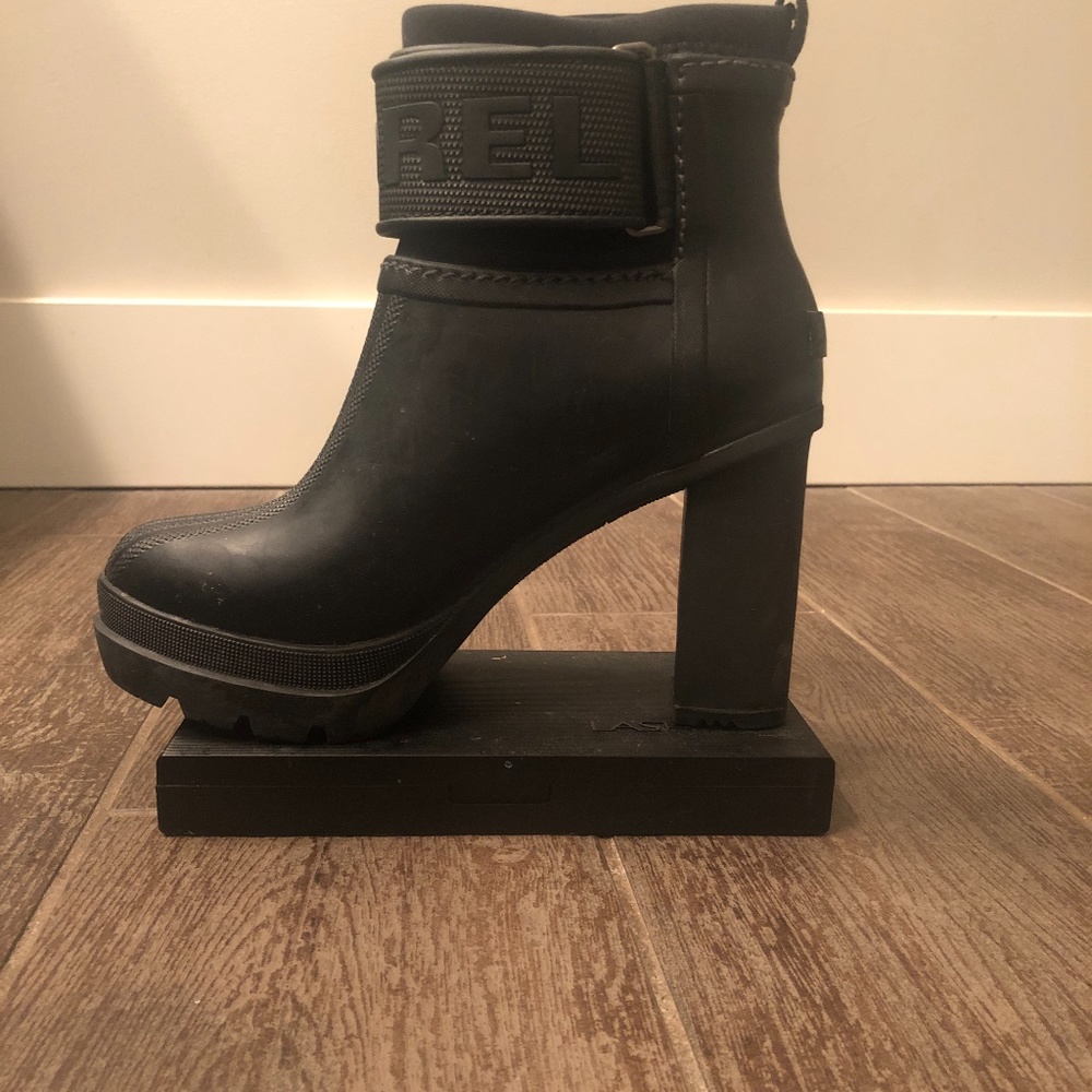 SOREL black heeled snow boots